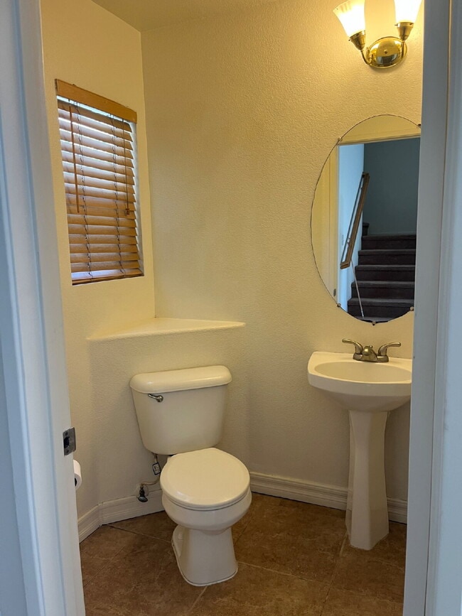 Building Photo - "Charming 3-Bed, 2.5-Bath Home in Oxnard –...