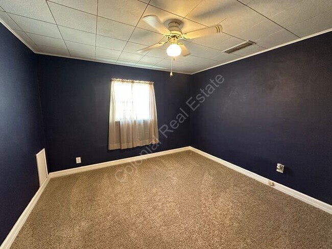 Building Photo - Cozy 2 Bed 1 bath house with detached garage and central Heat and air and washer/dryer hookups in...