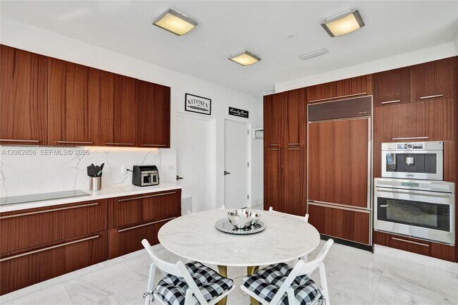 Building Photo - 16001 Collins Ave