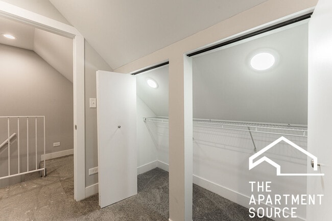 Building Photo - 926 W 32nd Pl