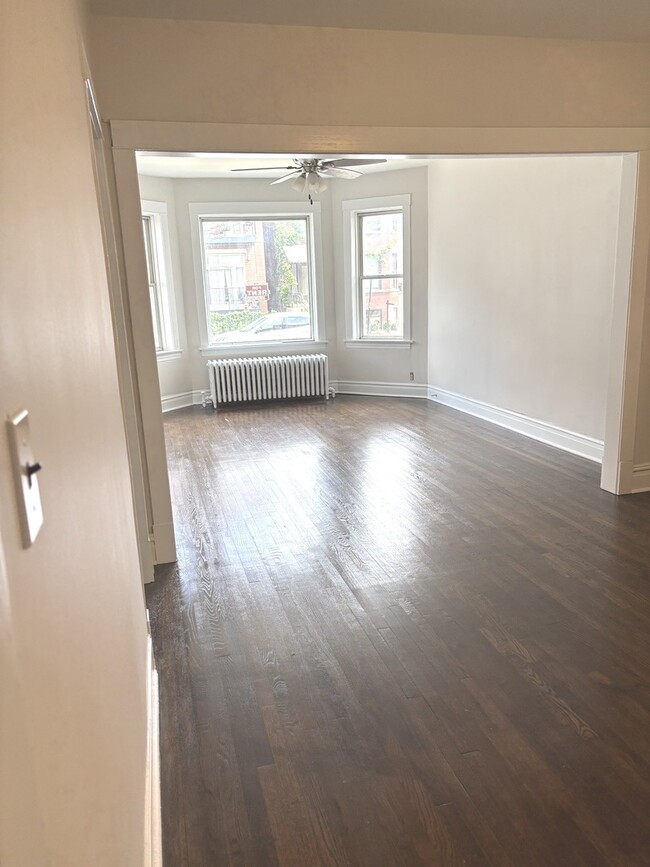 Building Photo - 2737 W Belmont Ave