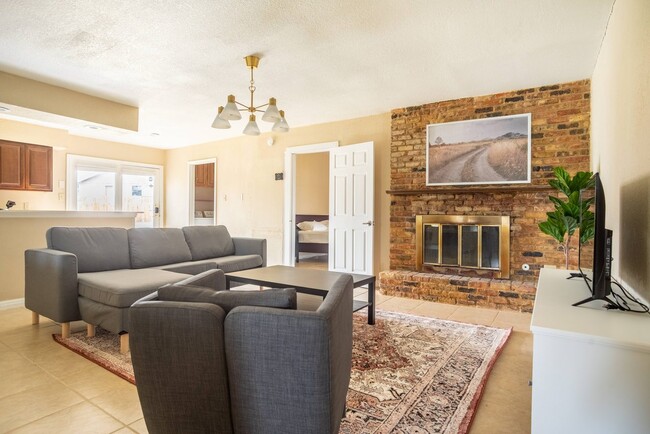 Building Photo - Queen room in 4-bed/2.0-bath Home