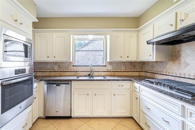 Building Photo - 2414 Cypress Hill