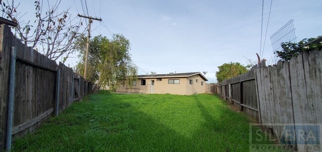 Building Photo - Three Bedroom Home In Santa Maria!