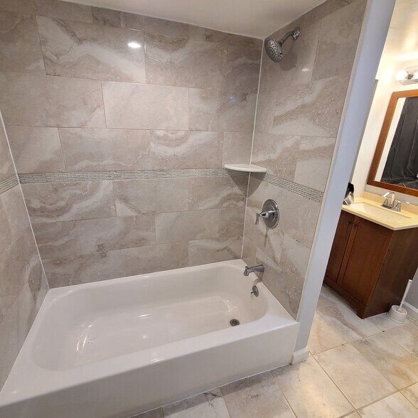 Ground Floor Full Bath - 5206 Cottage Ave