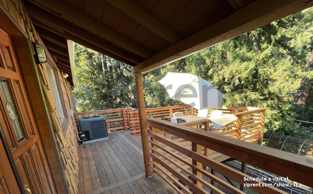 Building Photo - 10590 River Dr