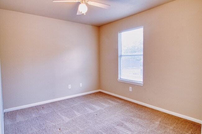 Building Photo - 1622 Dove Run