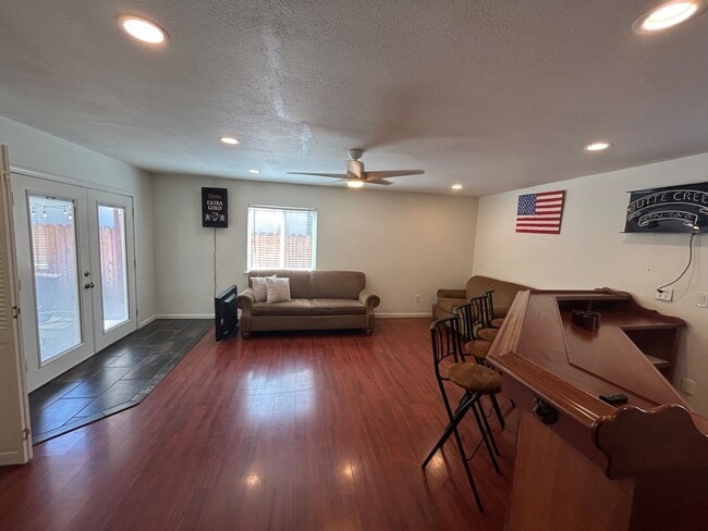 Building Photo - 2 bed, 1 bath, Bonus Room with Built-in Bar