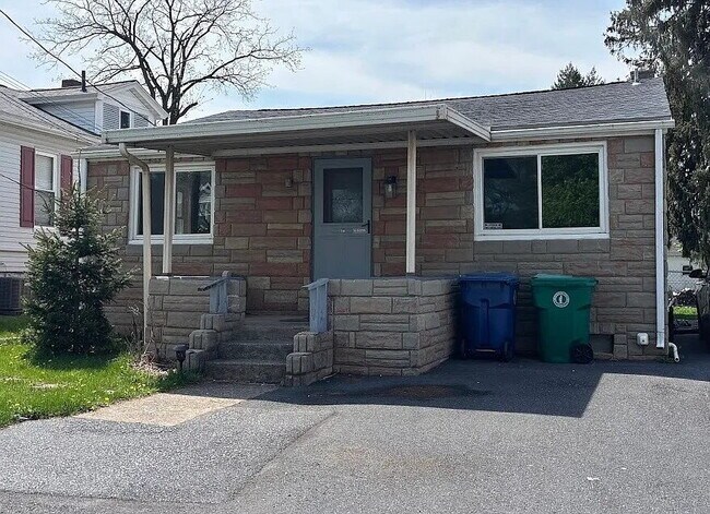 Building Photo - Comfortable, clean, charming 3-bedroom detached home with backyard. Conveniently located in Lower...
