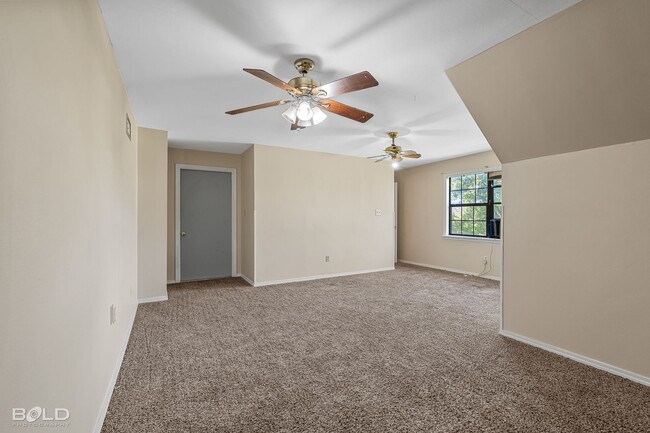 Building Photo - Check Out this 3 bed 2 bath!!