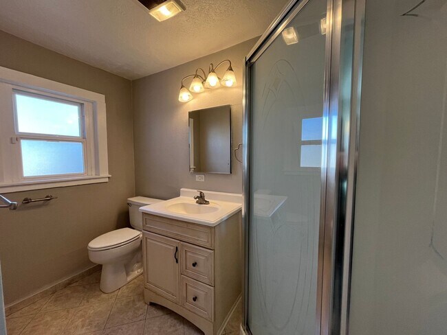 Building Photo - Cozy 1 Bedroom 1 Bathroom House In The NW!