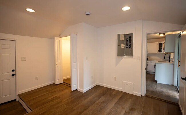Building Photo - Beautifully renovated home