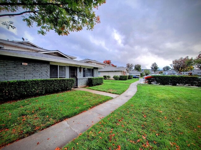 Building Photo - Ground Floor 2bd Condo With On-site Laundry, Carport, & Pool!