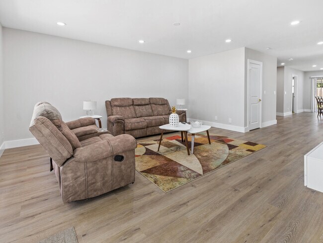 Building Photo - 1322 Riverside Cir