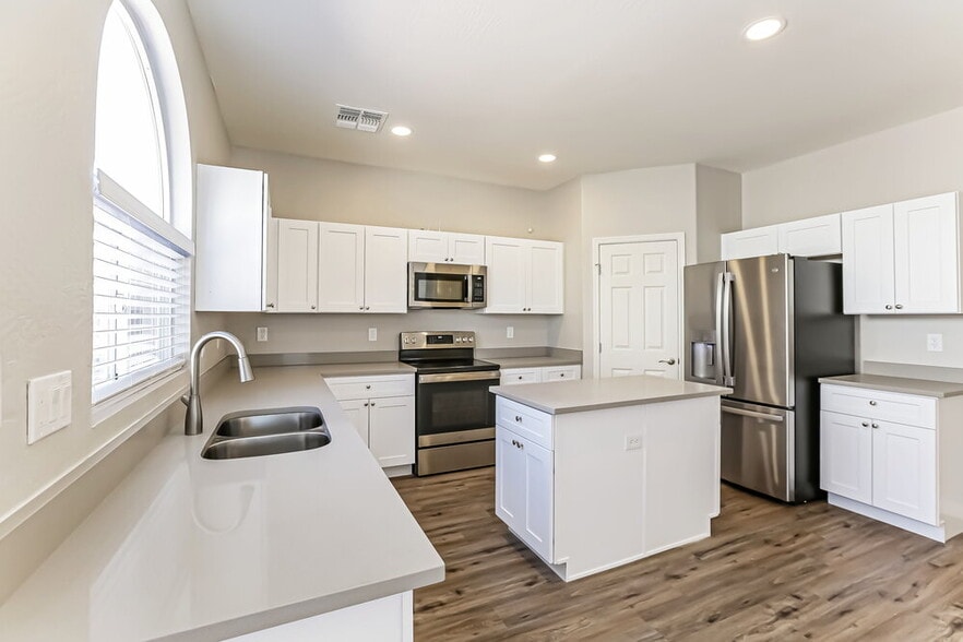 Building Photo - 9032 W Preston Ln