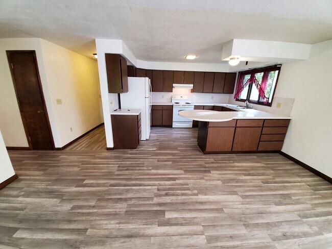 Building Photo - 212 E 5th