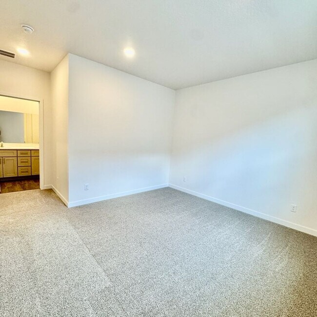 Building Photo - Brand New Built Home move in ready!
