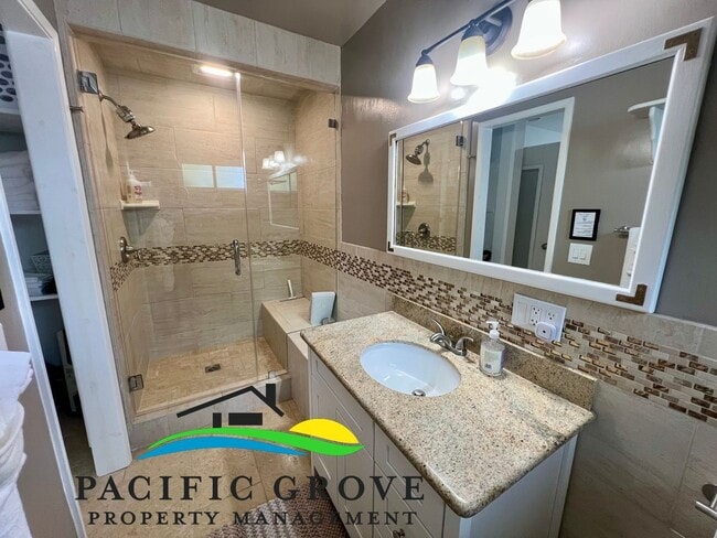 Building Photo - Furnished Single Family Home in Pacific Gr...