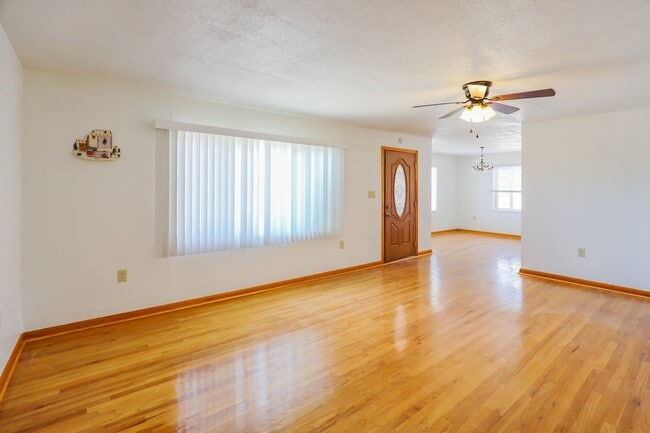 Building Photo - Roomy 3 Bedroom Home with Two Living Spaces