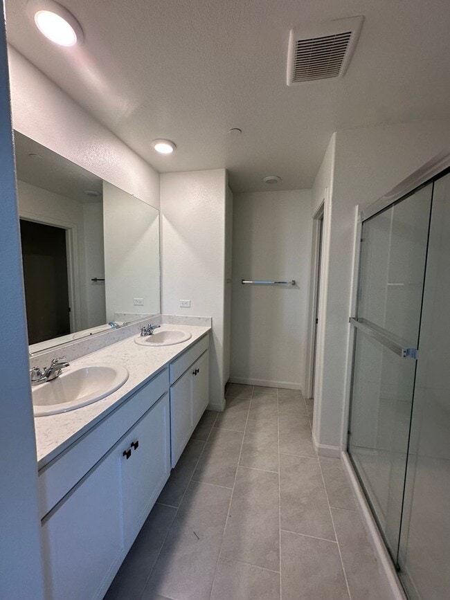 Building Photo - Beautiful newer home in a gated community ...