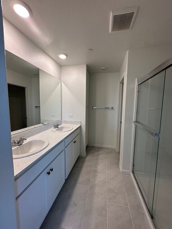 Building Photo - Beautiful newer home in a gated community