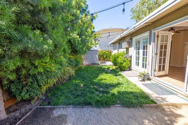 Building Photo - Beautifully updated 2 Bedroom Near Downtown!