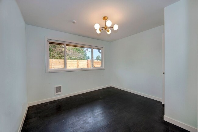 Building Photo - Edmonds Three Bedroom