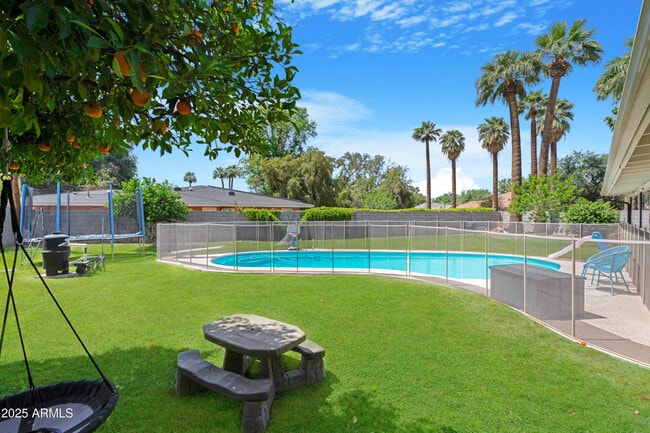 Building Photo - 1021 W Las Palmaritas Dr