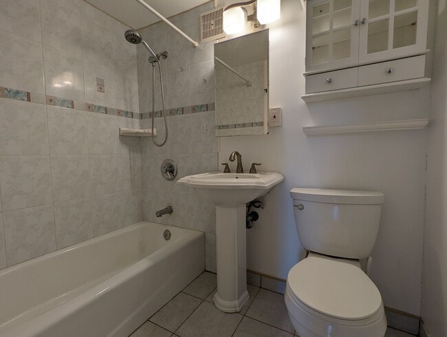 Building Photo - Rosalei 1 bedroom 1 bath with 1 parking stall