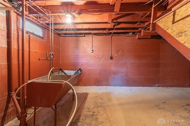 Building Photo - 521 Oakview Dr