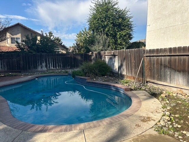 Building Photo - Riverband 4 Bedroom 2.5 Bath Home  with Po...