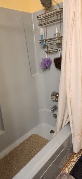 Shared Bathroom tub - 2116 Thaler Ave