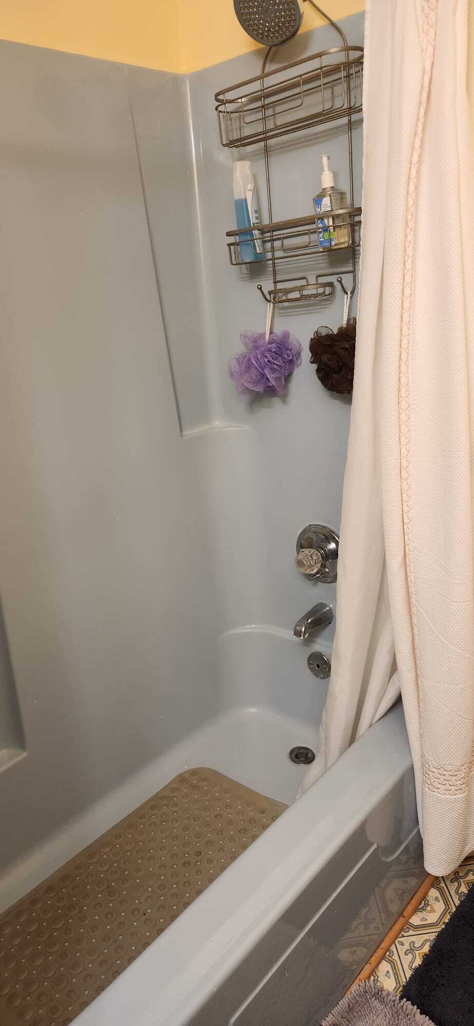 Shared Bathroom tub - 2116 Thaler Ave