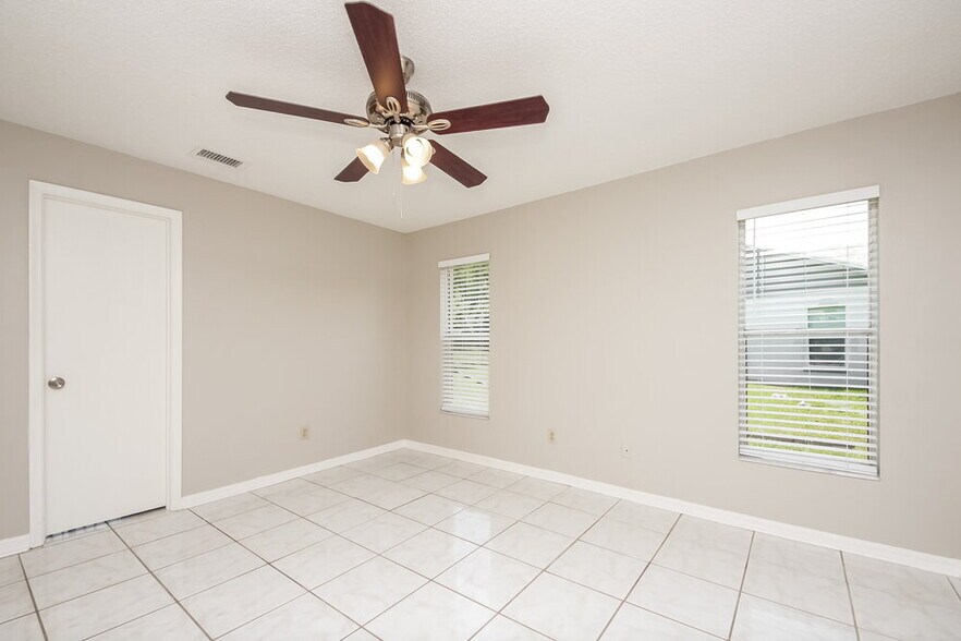 Building Photo - 208 Red Maple Dr