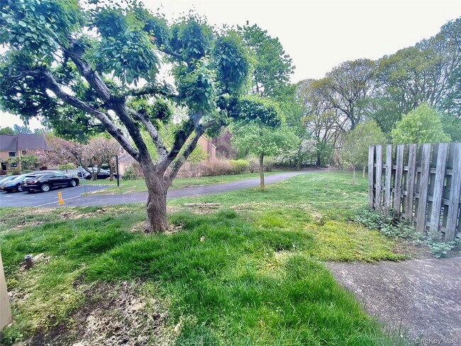 Building Photo - 75 Greenway Close