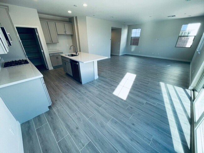 Building Photo - 72 Verde Rosa Dr