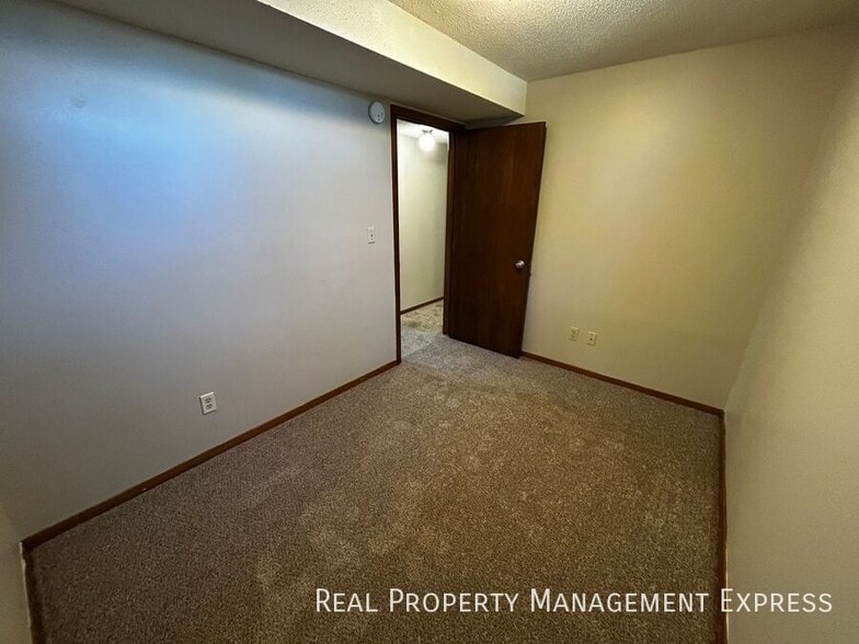 Building Photo - 3 Bedroom 2 Bathroom Home with a Fireplace...