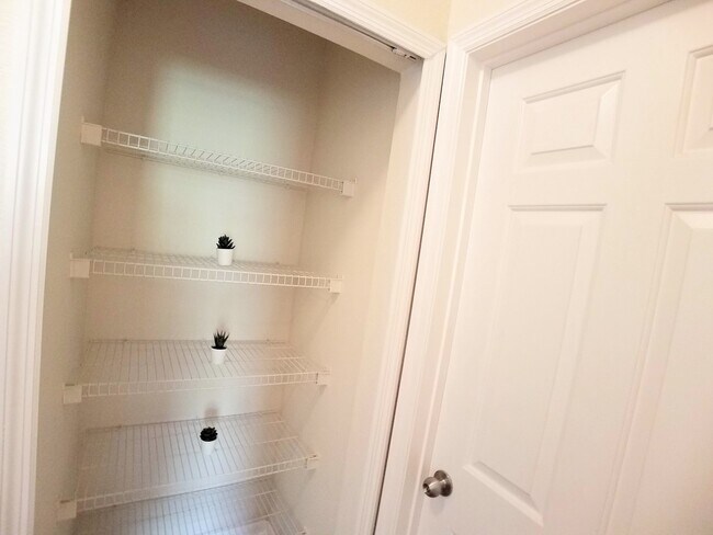 Building Photo - FOR RENT! Beautiful 1/1 Pool View Condo @ ...