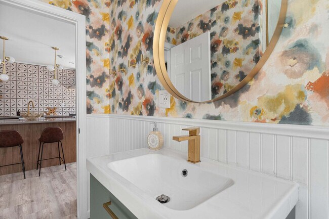 Building Photo - 136 Main St