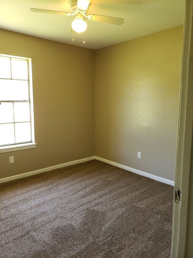 Building Photo - Very nice 3 bedroom/1&1/2 bathroom