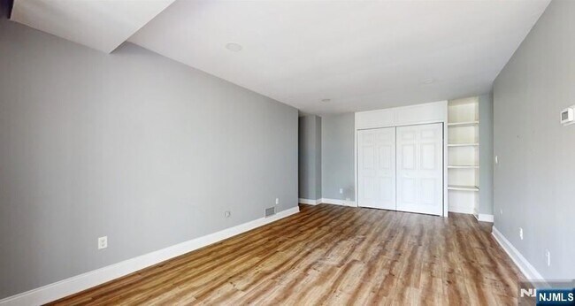 Building Photo - 462 River Rd