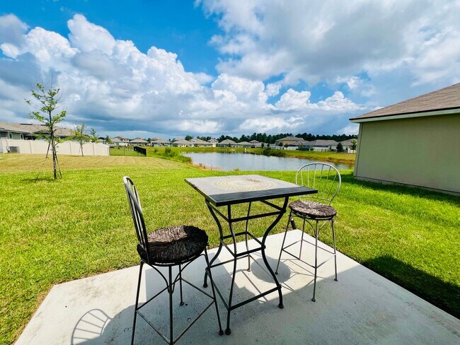 Building Photo - Available 11/1/24 Three bedroom two bath h...
