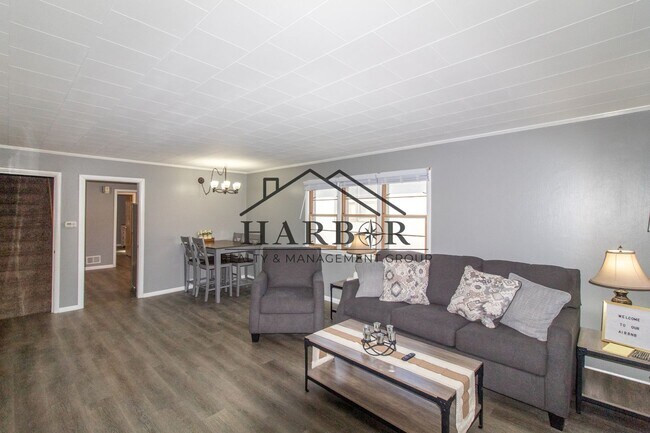 Building Photo - 5th Avenue SE Duplex
