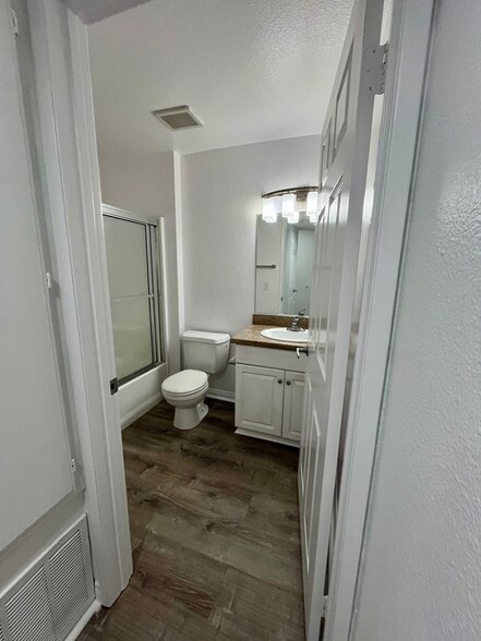 En-suite bath - 21400 Burbank Blvd