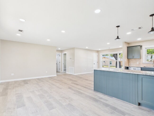 Building Photo - 3-Bedrooms with 2 Full Baths in Harper, TX!"