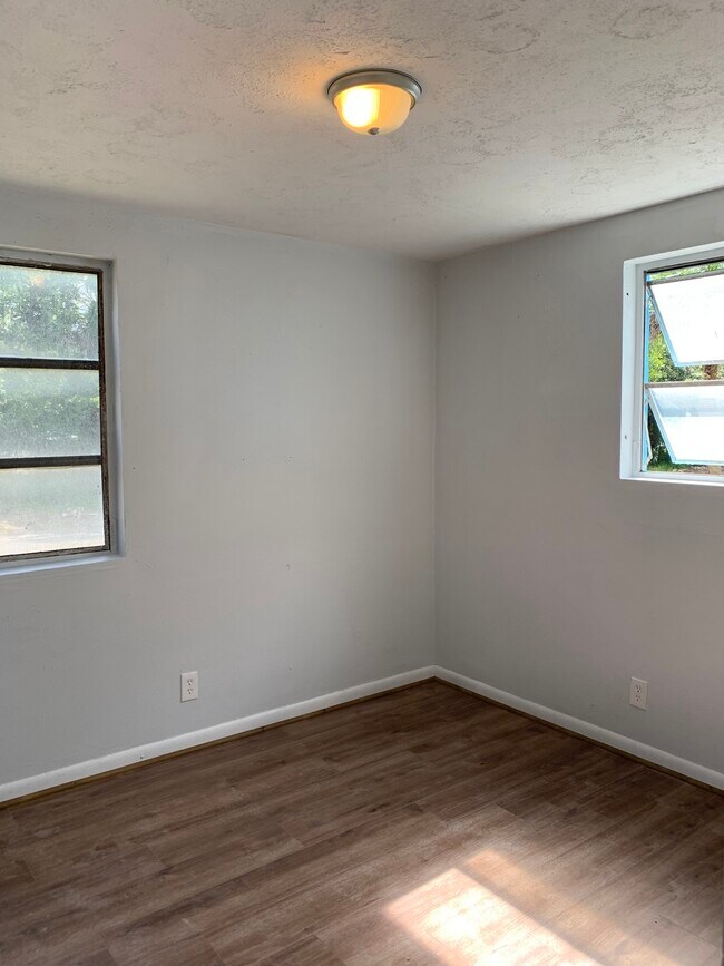 Building Photo - 1006 W 25th St