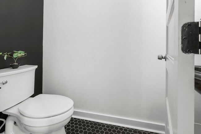 Building Photo - 4 Bedroom / 3 Bathroom Modern Contemporary...
