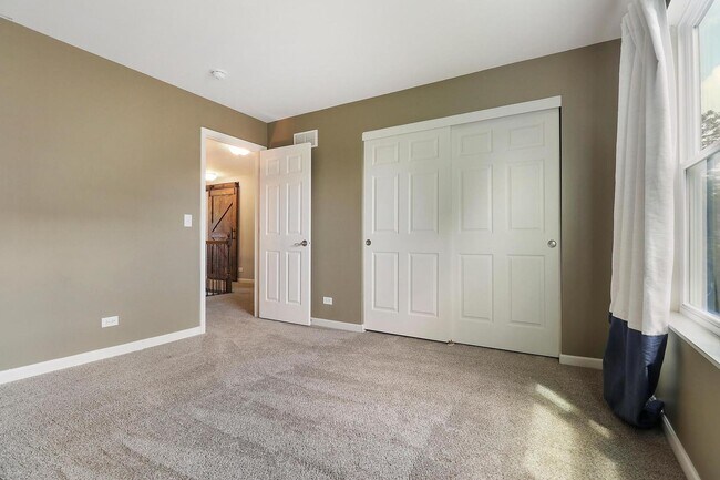 Building Photo - 643 Seneca St