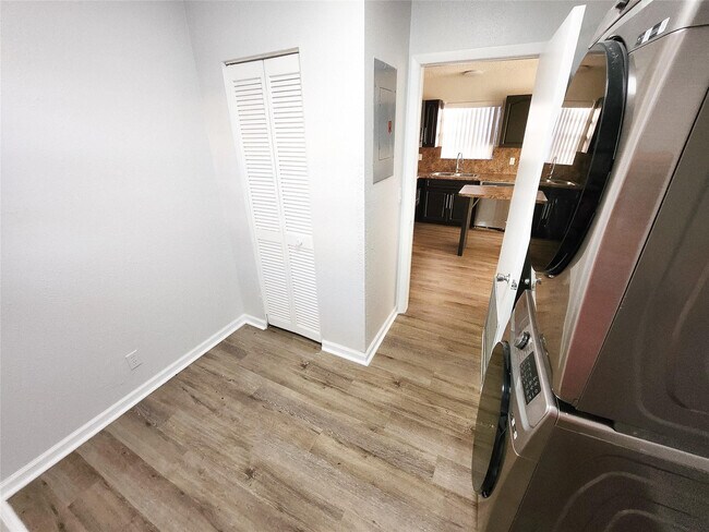 Building Photo - 513 S Ocean Dr