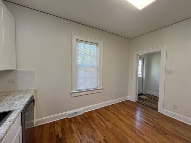 Building Photo - Newly-RENOVATED 2/2 House in a prime location!